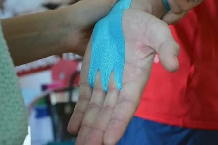 Кинезио-тейп шелковый BBalance BBTape Silk / ICE (5см*5м) бежевый Кинезио-тейп шелковый BBalance BBTape Silk / ICE (5см*5м) бежевый