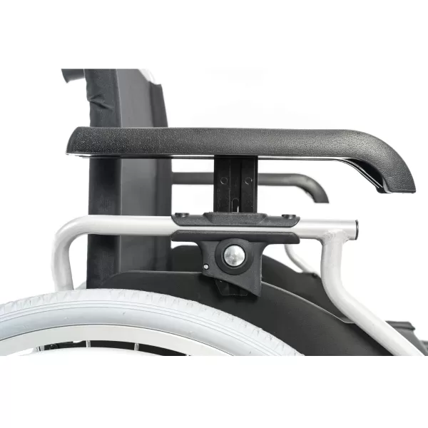 Кресло-коляска МЕТ STABLE, артикул 20460, с регулировкой высоты подлокотников, ширина сиденья 43 см, колеса пневматические Кресло-коляска МЕТ STABLE, артикул 20460, с регулировкой высоты подлокотников, ширина сиденья 43 см, колеса пневматические