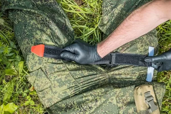 Жгут-турникет крoвooстaнaвливaющий МЕДПЛАНТ ЖК-02 с двухщелевой пряжкой и с лентой для фиксации времени, вид сложения 2, артикул 1748