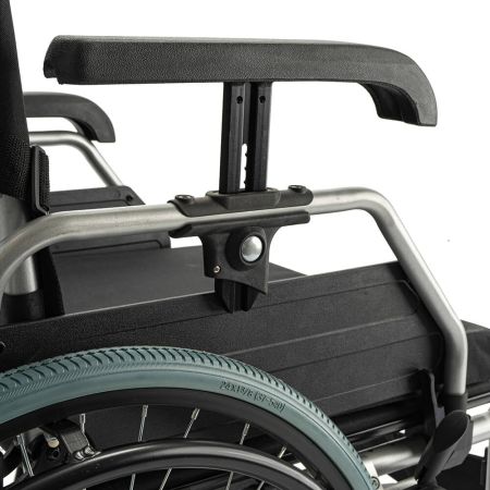 Кресло-коляска Barry Euro с регулировкой ширины сиденья 43-48 см, колеса пневматические